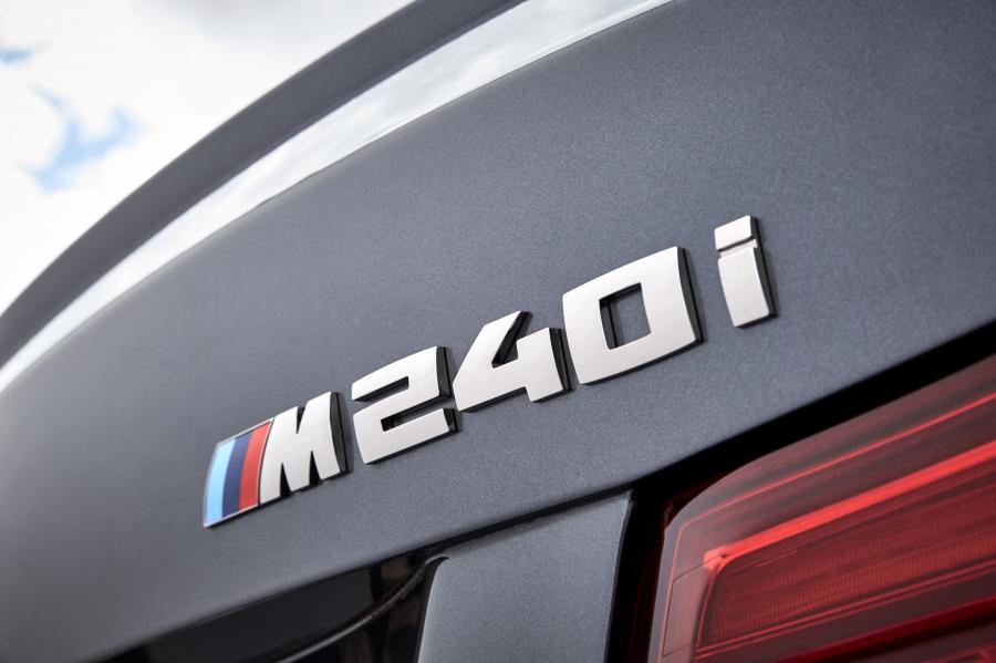 Логотип BMW M240i xDrive Coupe 2017 года  (WW) (фото 115 из 116)